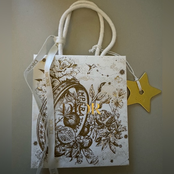 Dior shopping bag with metal star and ribbon - Picture 1 of 2